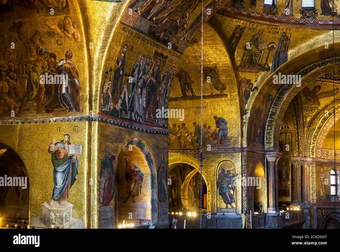 Venedig, Italien - 21. Mai 2017: Goldenes Wandmosaik im Inneren des Markusdom oder Markusbasilika,`s ist ein altes Wahrzeichen Venedigs. Innenraum des berühmten Markusdom`s ca. Stockfoto